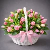 Красная шапочка - корзина из розовых роз и тюльпанов